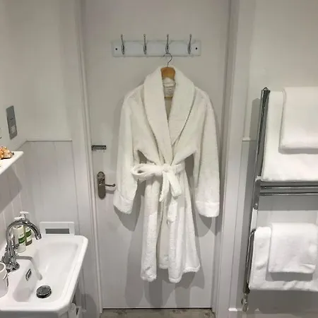 The Hut- Private 1 Bed Guesthouse In Lymington Town Centre, Garden & Parking Экстерьер фото