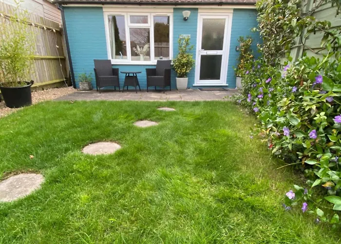 The Hut- Private 1 Bed Guesthouse In Lymington Town Centre, Garden & Parking