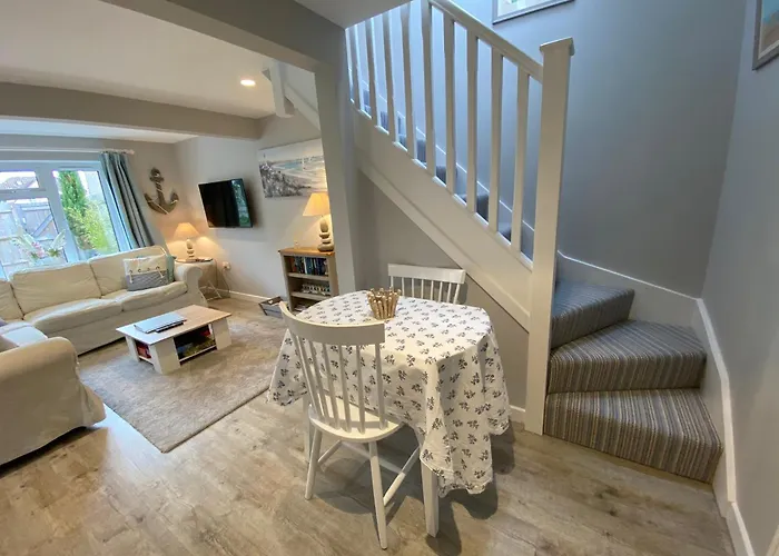 The Hut- Private 1 Bed Guesthouse In Lymington Town Centre, Garden & Parking