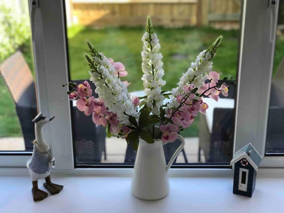 The Hut- Private 1 Bed In Town Centre, Garden & Parking *
