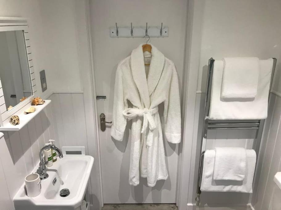 The Hut- Private 1 Bed In Town Centre, Garden & Parking *