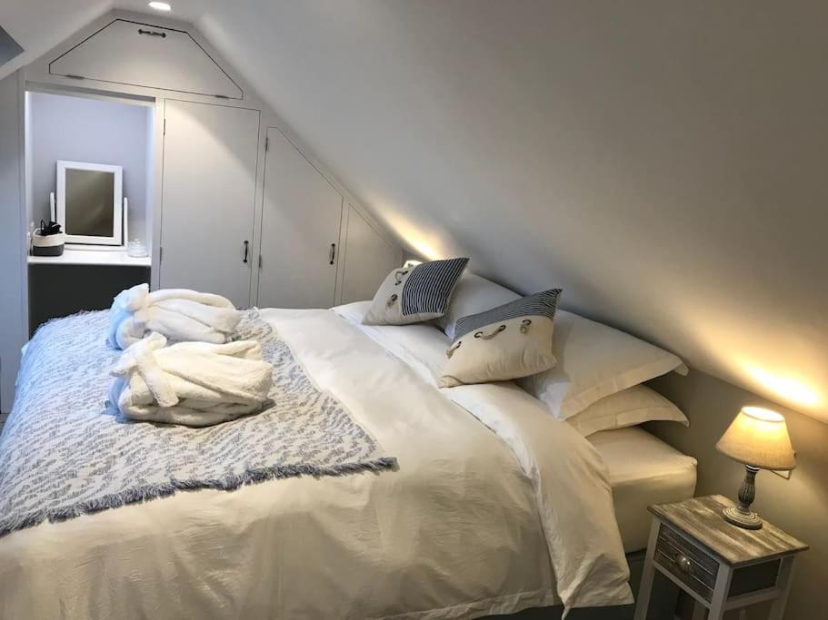 The Hut- Private 1 Bed In Town Centre, Garden & Parking Lymington
