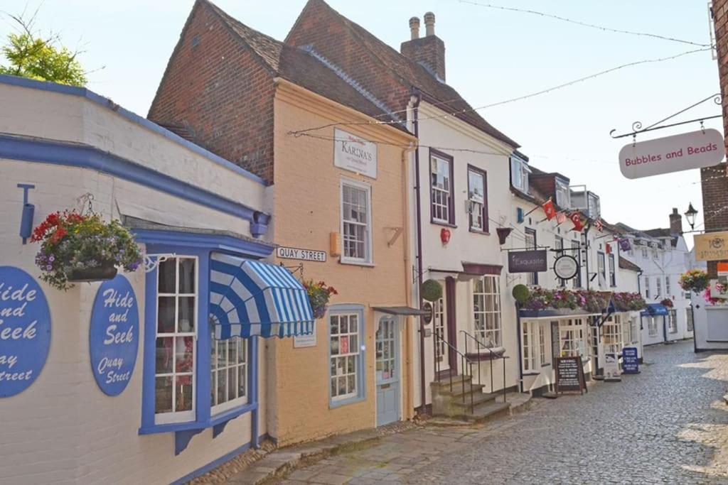 The Hut- Private 1 Bed In Town Centre, Garden & Parking Apartment *