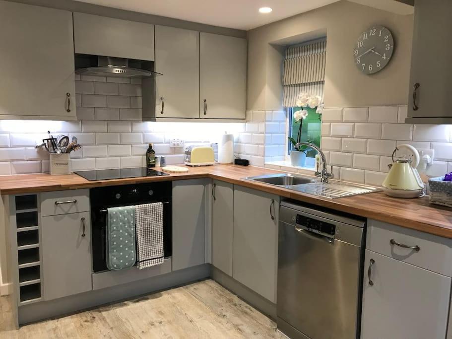 The Hut- Private 1 Bed In Town Centre, Garden & Parking *