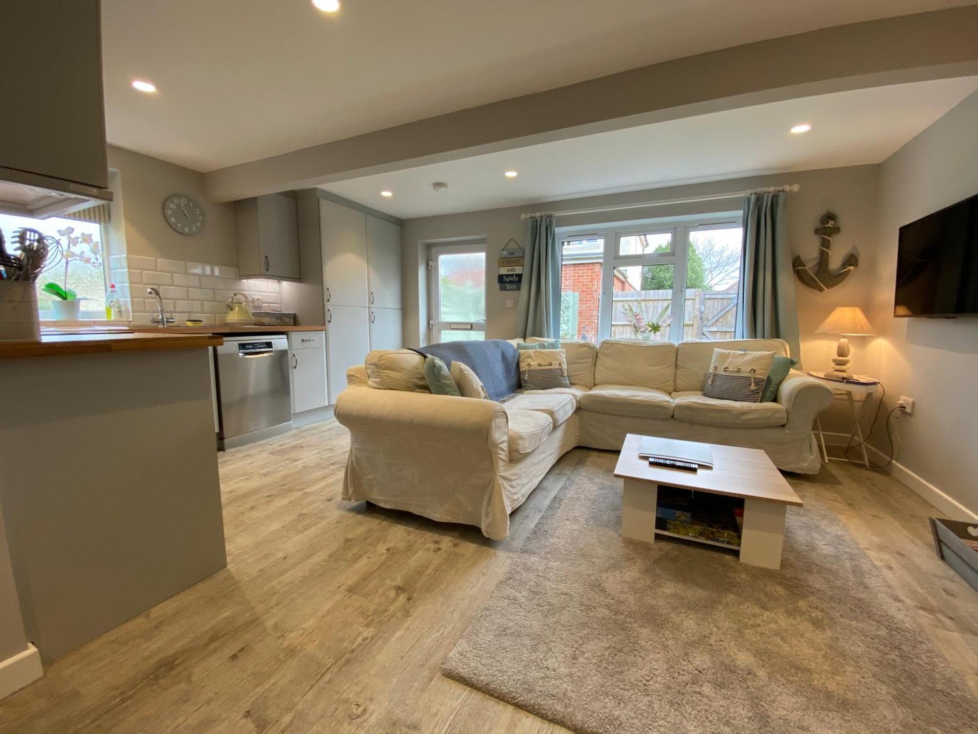 Apartment The Hut- Private 1 Bed In Town Centre, Garden & Parking